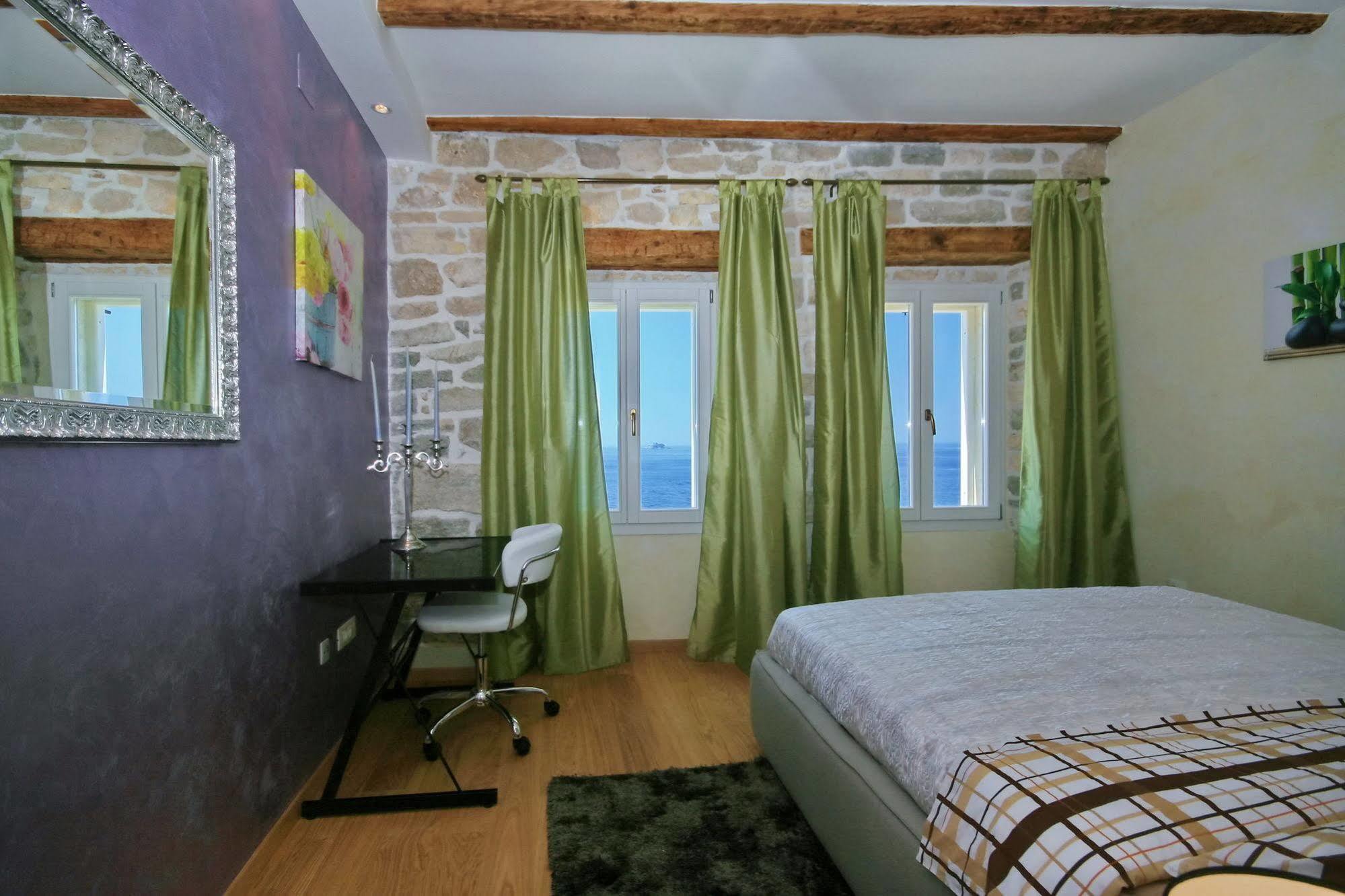 Angelo D'Oro Apartment Monte Ровин Екстериор снимка